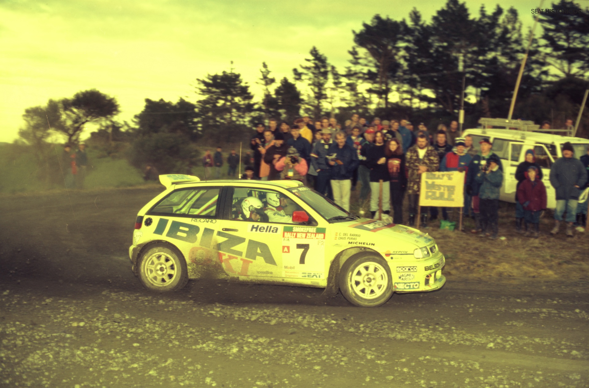 El Ibiza Kit Car en acción, competencia de rally con emblema SEAT y público de fondo.