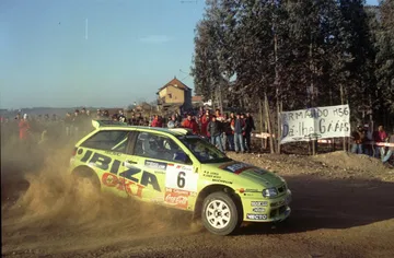 Seat Ibiza Kit Car en plena acción en un rally, levantando polvo y mostrando su agilidad.