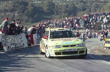 Seat Ibiza Kit Car en plena competición, demostrando su destreza y potencia en rally.