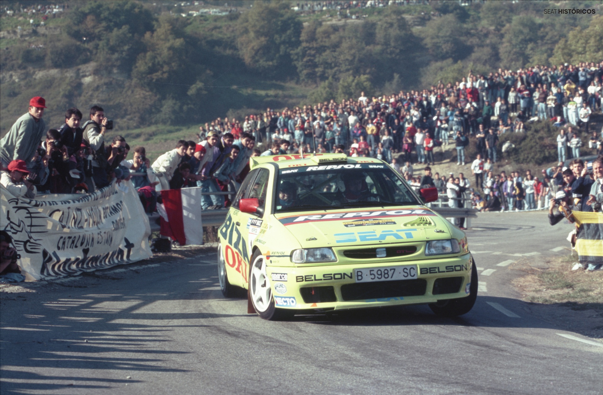 Seat Ibiza Kit Car en plena competición, demostrando su destreza y potencia en rally.