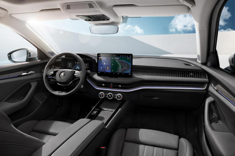 Vista delantera del habit&aacute;culo del Skoda Superb destacando sistema climatizaci&oacute;n