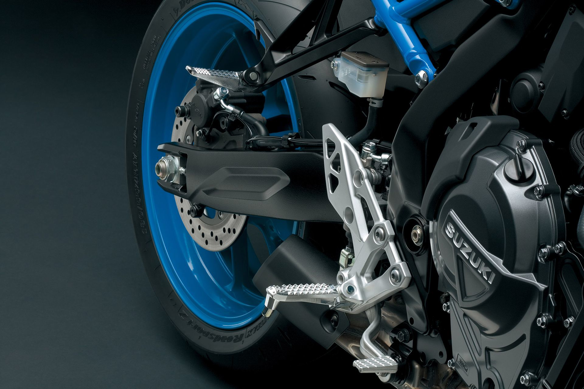 Vista al detalle de la suspensión y llanta delantera de la Suzuki GSX-8S 2024.