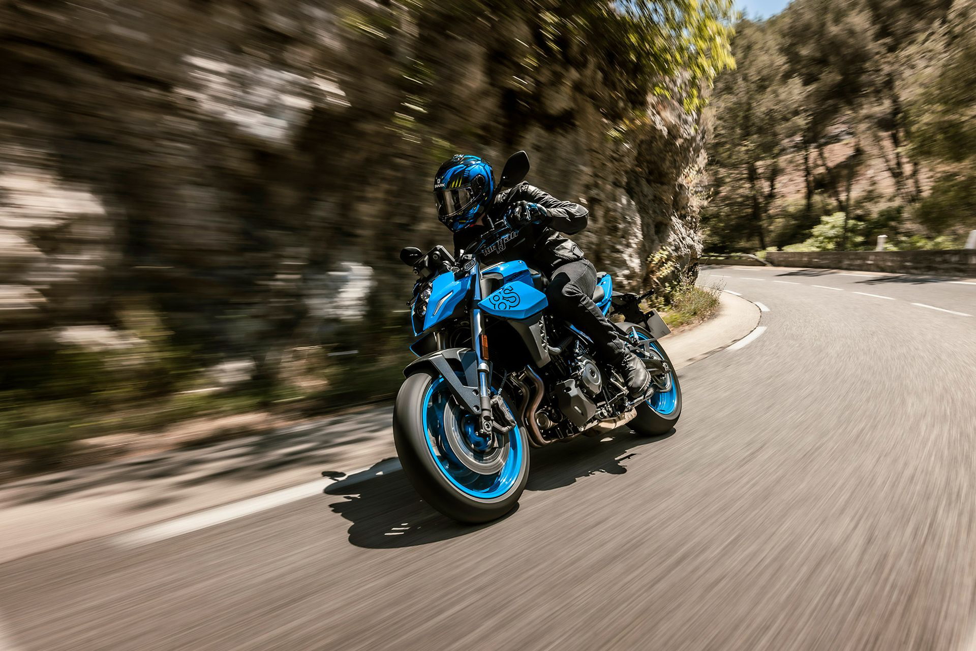 La Suzuki GSX-8S muestra su perfil deportivo y ágil en carretera.
