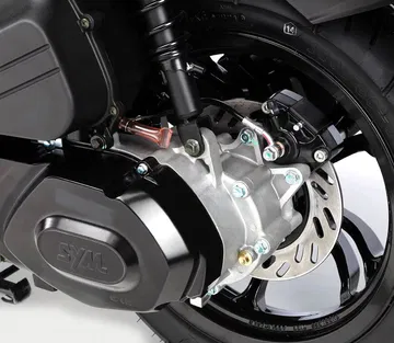 Vista del eficaz sistema de frenado de disco trasero de la SYM Jet X 125.