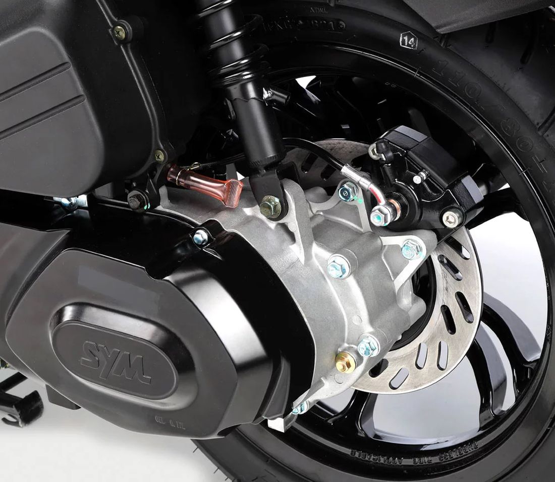 Vista del eficaz sistema de frenado de disco trasero de la SYM Jet X 125.