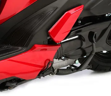 Vista parcial lateral SYM Jet X 125 destacando su dinámico diseño.