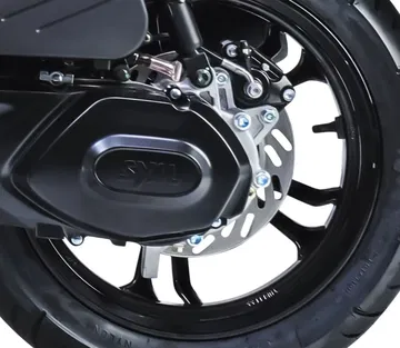 Vista cercana de la rueda y sistema de frenos de la SYM Jet X 125.