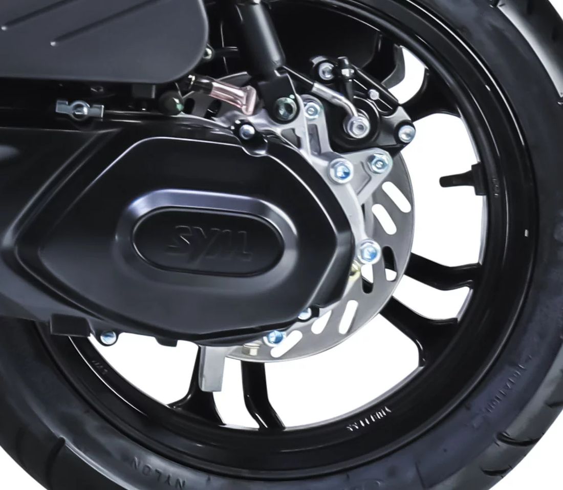 Vista cercana de la rueda y sistema de frenos de la SYM Jet X 125.