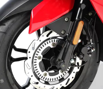 Vista del freno de disco de la SYM Jet X 125, mostrando su diseño y calidad.