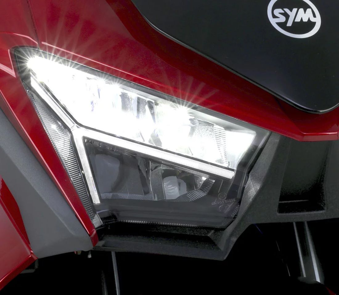 Vista parcial del faro trasero de la SYM Jet X 125, mostrando diseño y acabados.