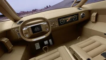 Vista lateral del panel de control Maybach con acabados de lujo y diseño vanguardista.