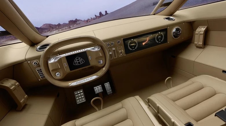 Vista lateral del panel de control Maybach con acabados de lujo y diseño vanguardista.