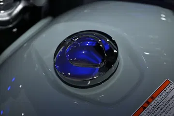 Vista de la tapa de combustible con acabado brillante y diseño elegante.