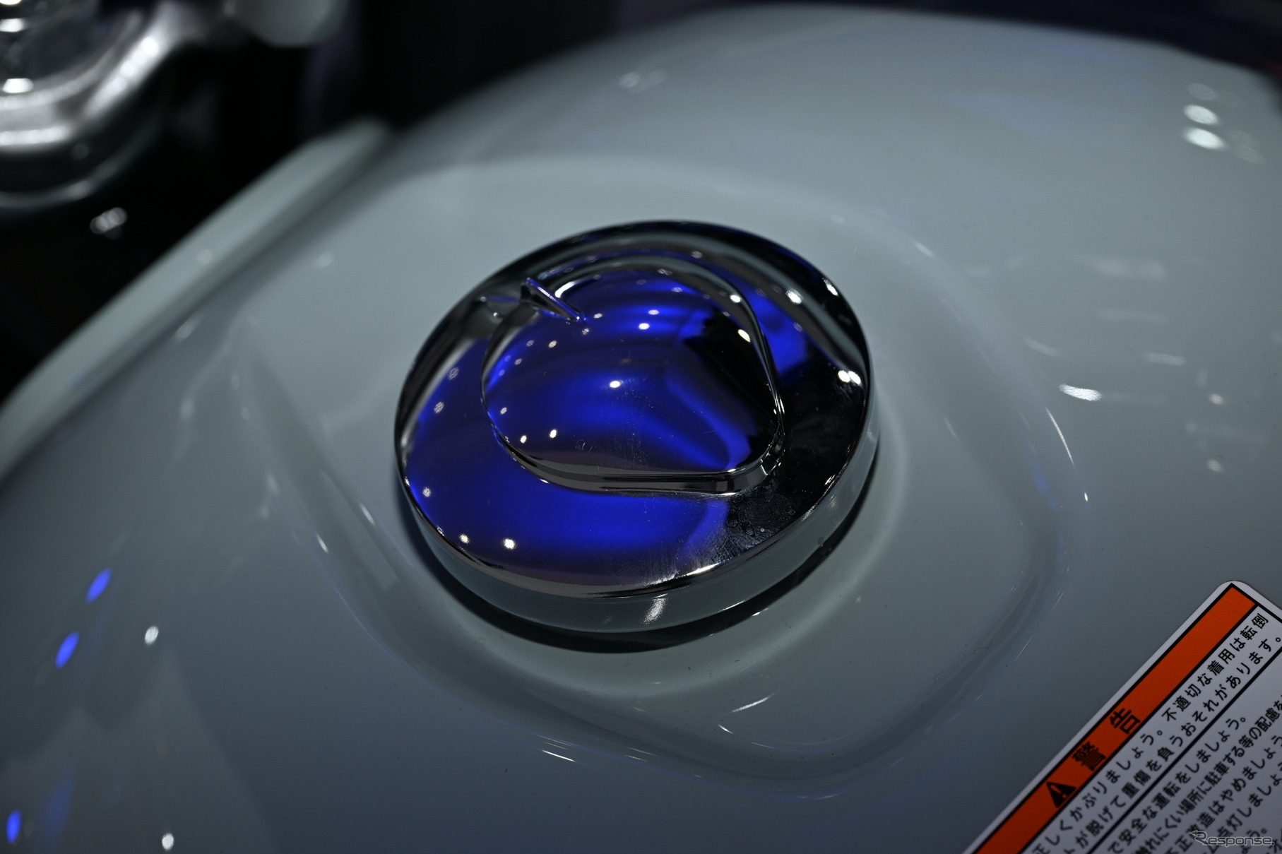 Vista de la tapa de combustible con acabado brillante y diseño elegante.