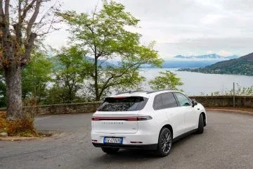 Vista trasera del Tavares Leapmotor destacando su línea y diseño moderno Vista trasera del Tavares Leapmotor destacando su línea y diseño moderno