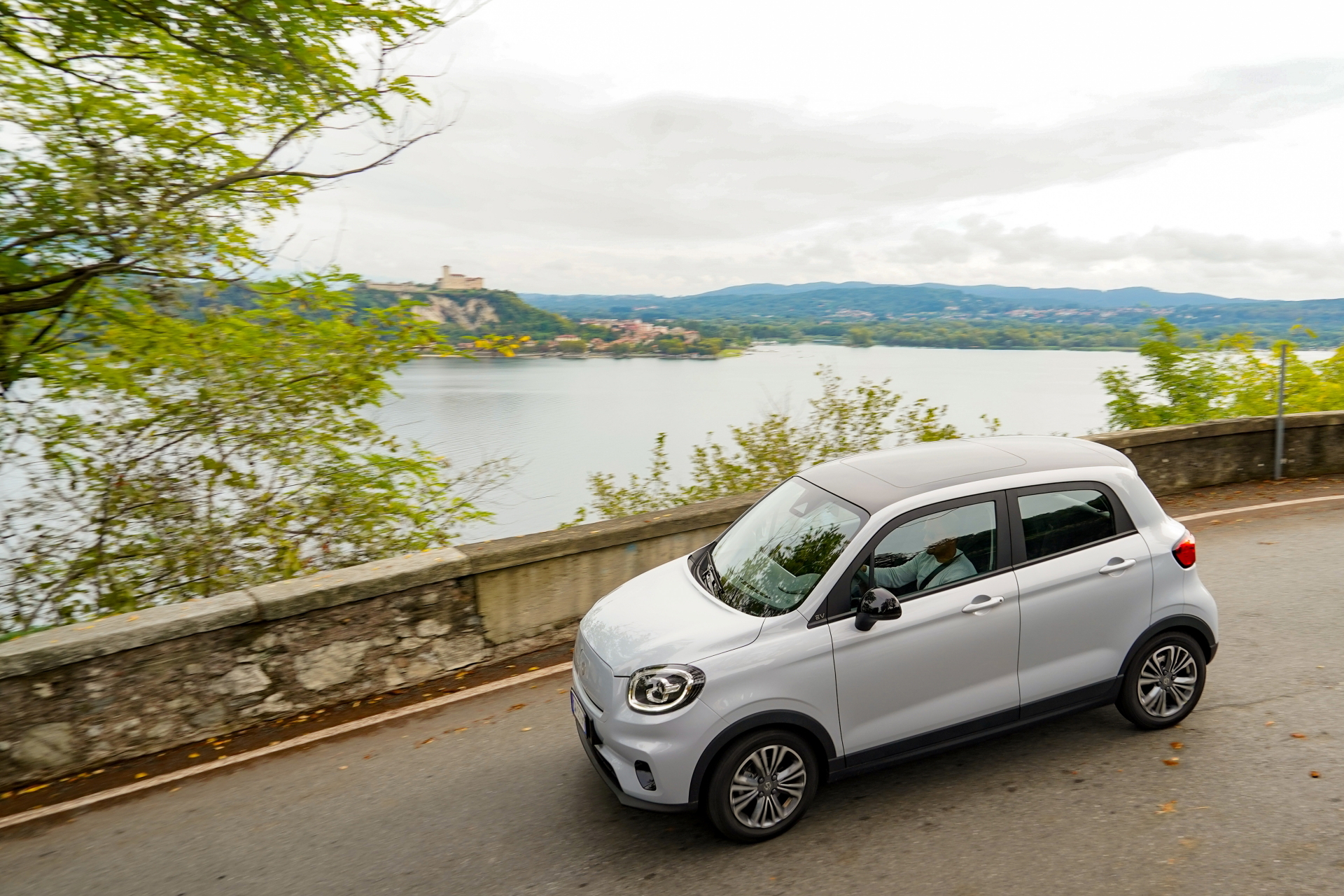 Vista lateral del Tavares Leapmotor resaltando su diseño compacto y moderno