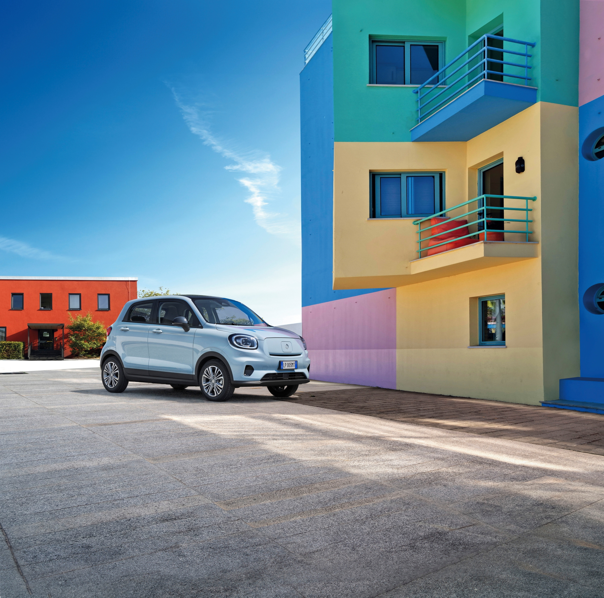 Vista lateral del Tavares Leapmotor destacando su diseño y líneas.