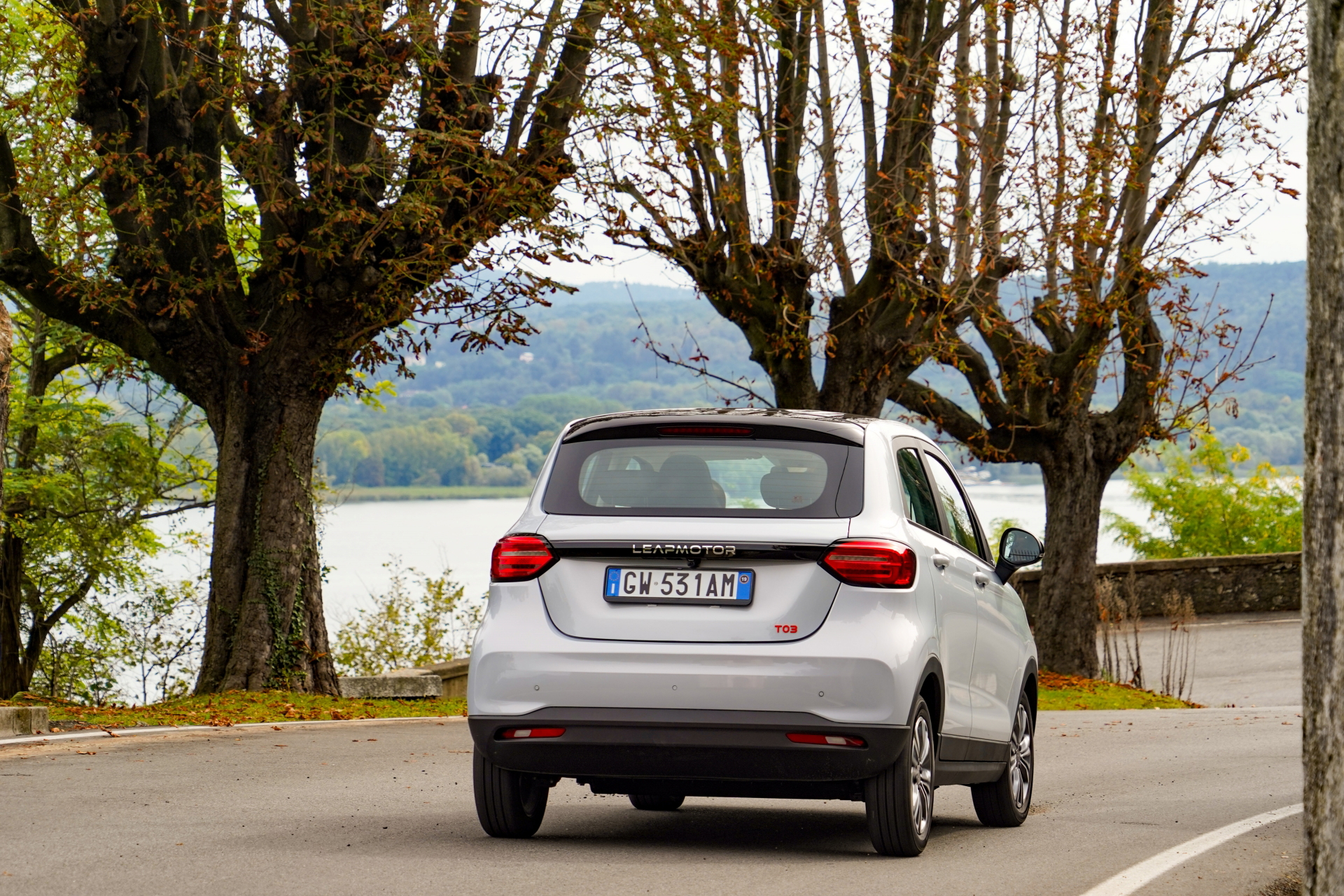 Vista trasera y lateral del Leapmotor T03 en entorno natural