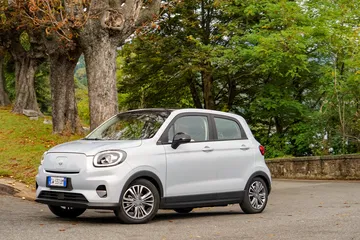 Vista lateral del Tavares Leapmotor destacando su diseño compacto.