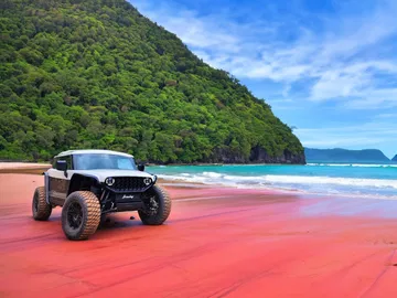 Compacto y robusto, muestra su potencial todoterreno en ambiente playero.