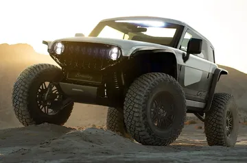 Compacto y robusto, este todoterreno muestra su capacidad off-road en condiciones adversas.
