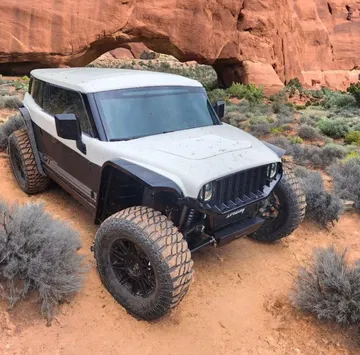 Imagen de un vehículo todoterreno en terreno rocoso, mostrando su capacidad off-road