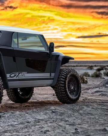 Vista lateral de vehículo 4x4 compacto con gran capacidad todoterreno.