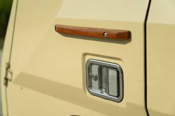 Detalle del emblema lateral del Volvo, insinuando robustez.