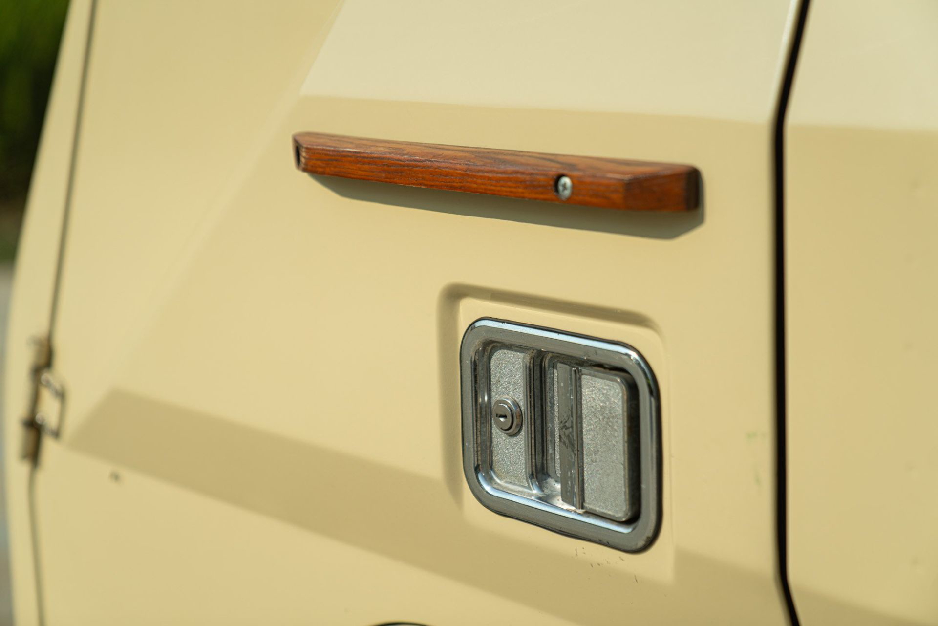 Detalle del emblema lateral del Volvo, insinuando robustez.