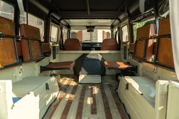 Vista trasera lateral del robusto Volvo, enfoque en su diseño cuadrado y capacidad de carga.