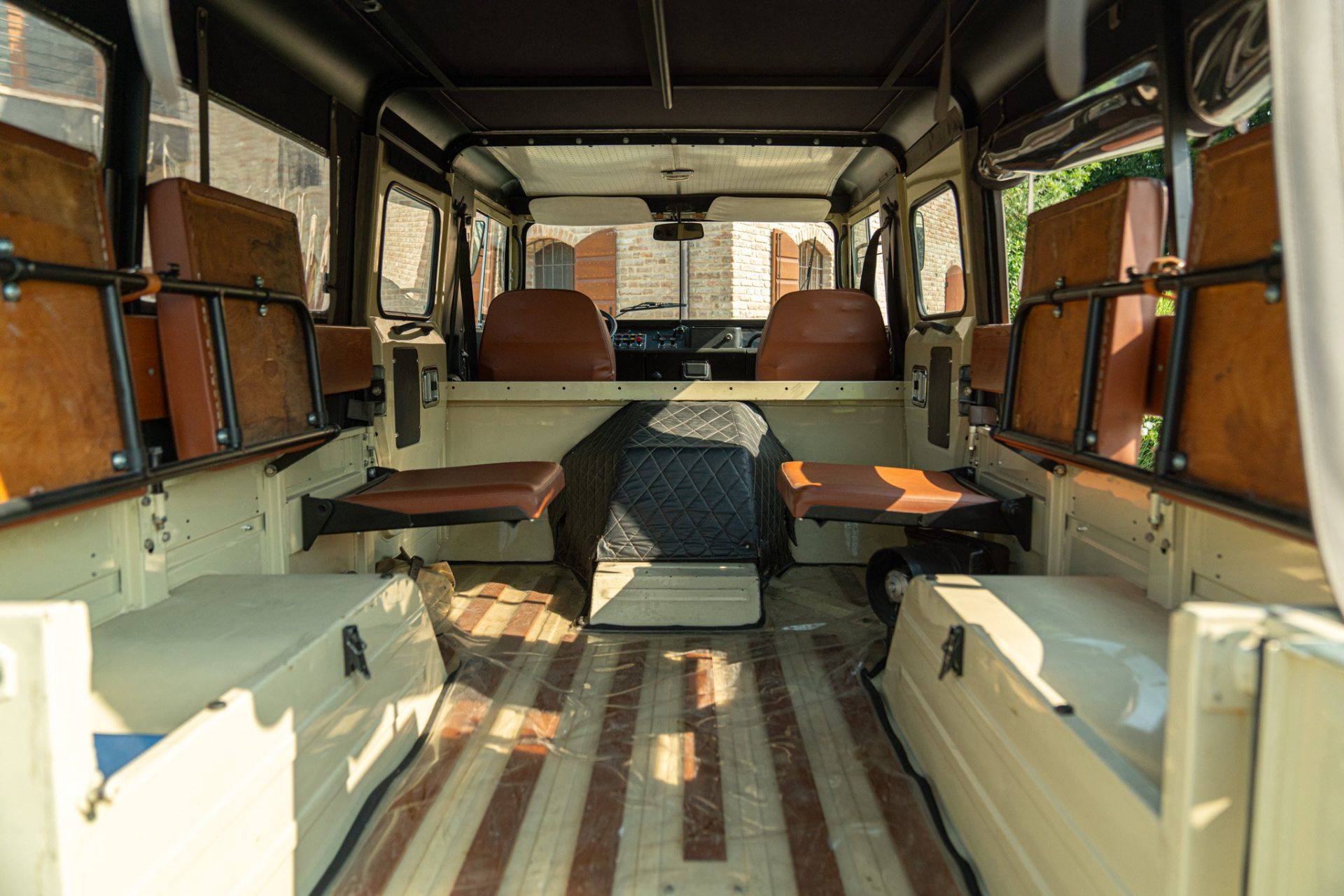 Vista trasera lateral del robusto Volvo, enfoque en su diseño cuadrado y capacidad de carga.