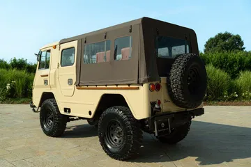 Vista trasera y lateral del todoterreno de Volvo, robustez y capacidad todoterreno destacadas.