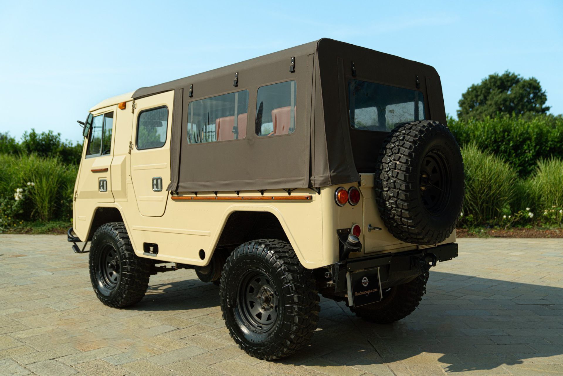 Vista trasera y lateral del todoterreno de Volvo, robustez y capacidad todoterreno destacadas.