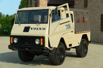 Vista lateral del robusto todoterreno de Volvo, comparado con el Mercedes Unimog.