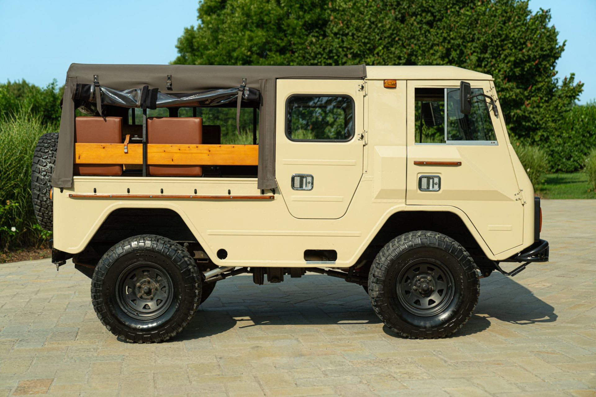 Imagen del Volvo de aspecto robusto y funcionalidad 4x4, listo para cualquier terreno.