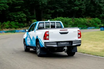 Vista de la Toyota Hilux FCEV mostrando su robustez y diseño adaptado para el todoterreno. Vista de la Toyota Hilux FCEV mostrando su robustez y diseño adaptado para el todoterreno.