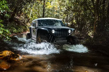 Compacto 4x4 supera obstáculos con facilidad en terreno difícil