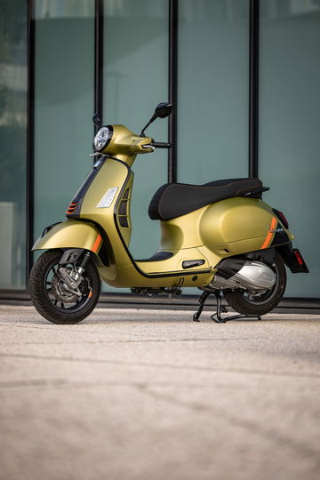 La icónica Vespa GTS muestra su perfil elegante y su diseño atemporal.