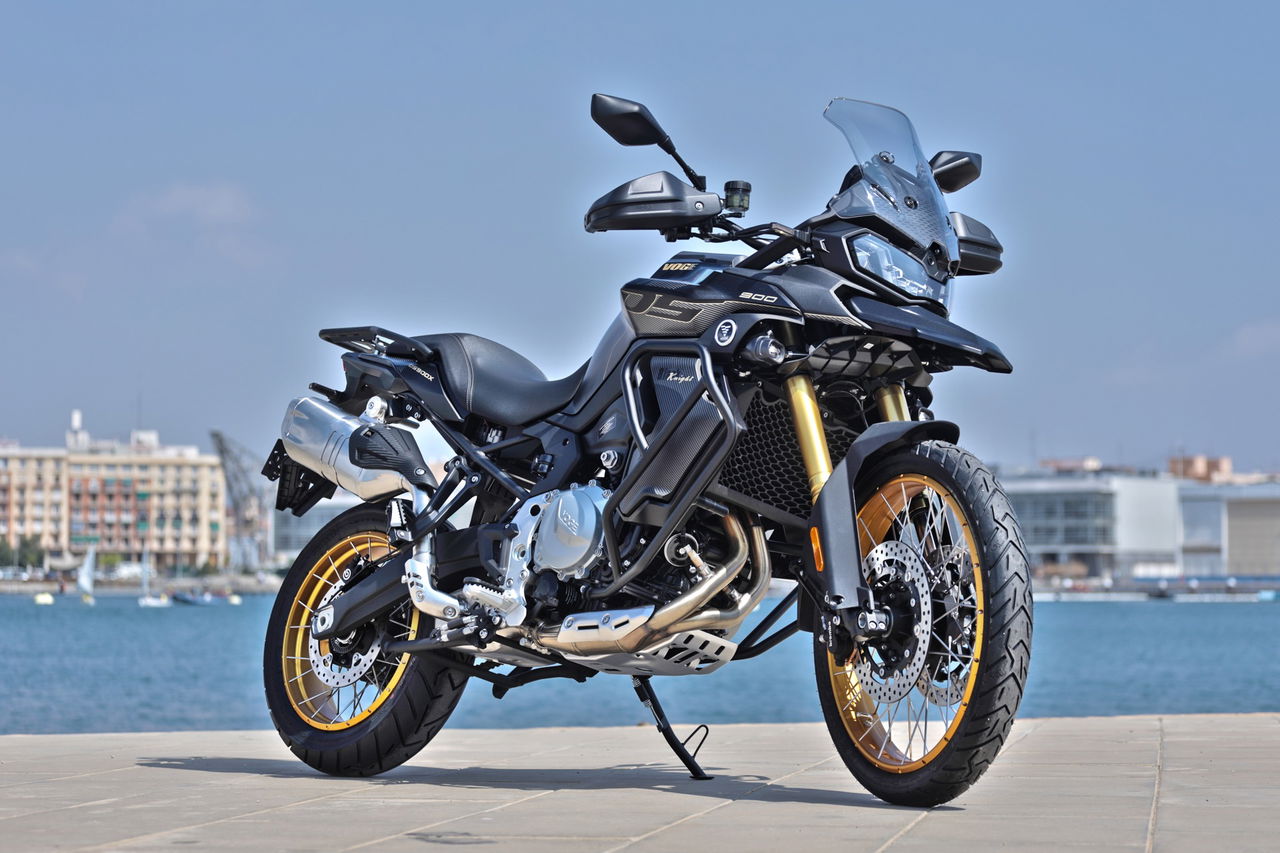 Trail VOGE 900 DSX de perfil, destacando su diseño y motor de 95 CV.