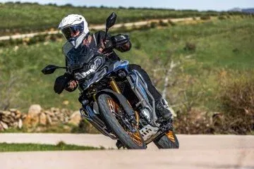 Voge 900 DSX en acción, mostrando su estética trail y rendimiento en carretera. Voge 900 DSX en acción, mostrando su estética trail y rendimiento en carretera.