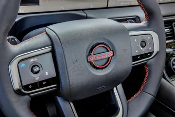 Vista cercana del volante del Nissan Armada Pro-4X, destacando su ergonomía y controles