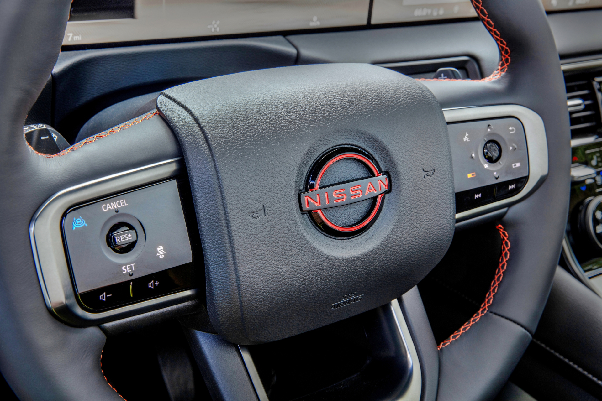 Vista cercana del volante del Nissan Armada Pro-4X, destacando su ergonomía y controles