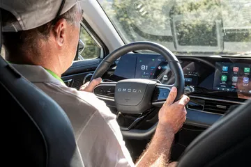 Conduciendo el Omoda 5 2024 mostrando volante y panel de instrumentos avanzado.