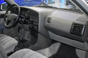 Cómoda y robusta cabina del Passat VR6, icono de los 90.