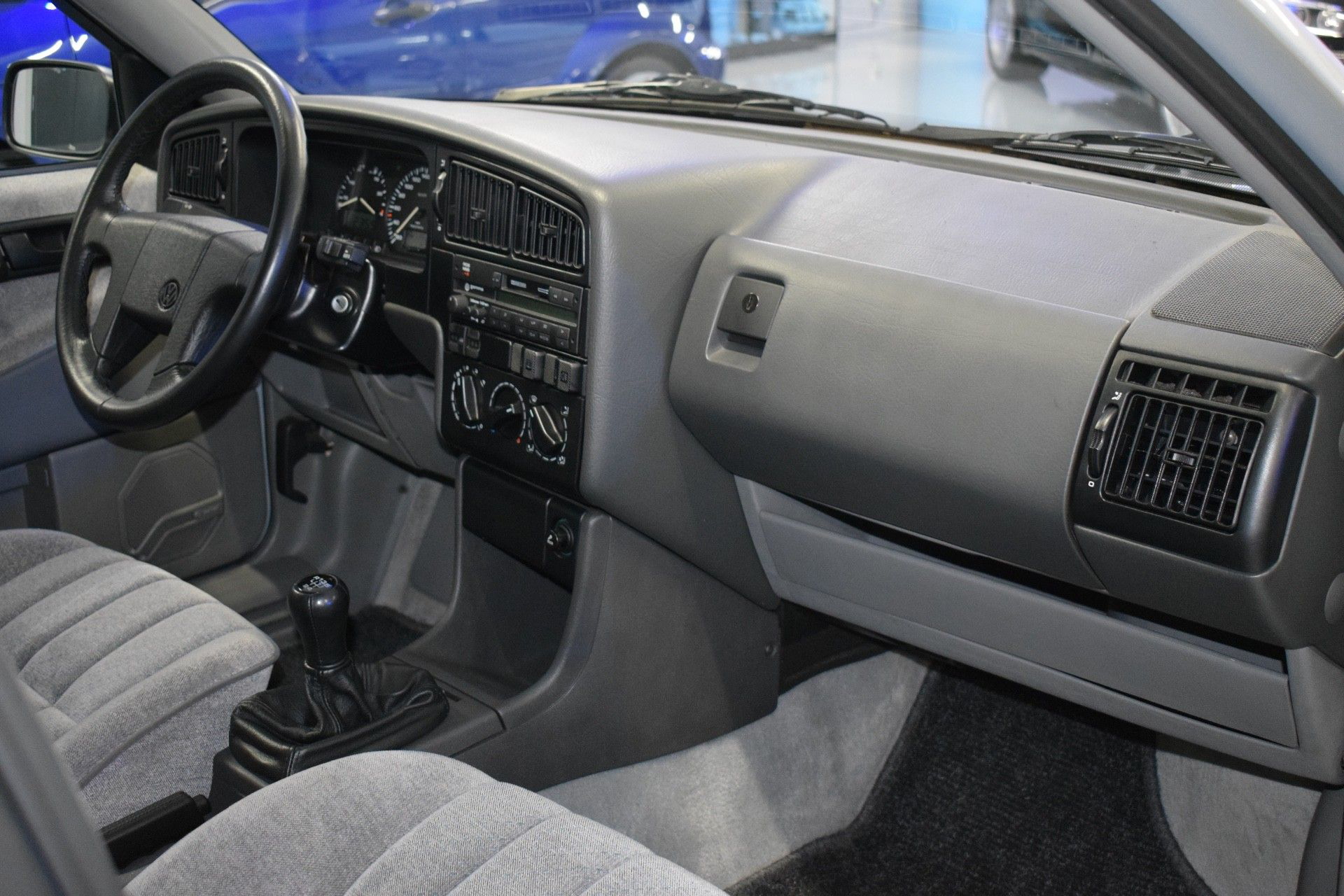 Cómoda y robusta cabina del Passat VR6, icono de los 90.