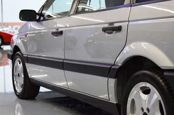 Vista lateral Passat VR6 Syncro, reflejo era dorada Volkswagen