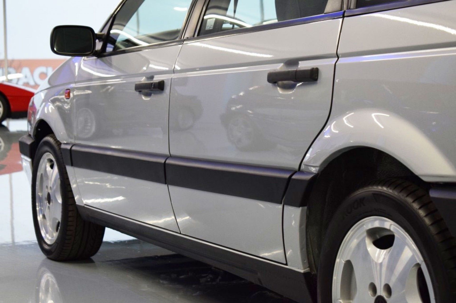 Vista lateral Passat VR6 Syncro, reflejo era dorada Volkswagen