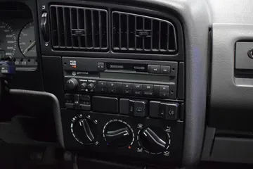 Consola central del Volkswagen Passat VR6 Syncro, un clásico con estilo.