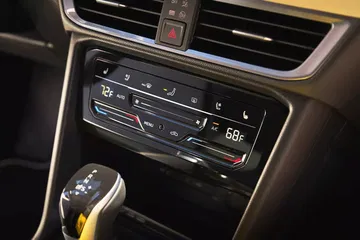 Vista cercana de la consola central del Volkswagen Taos 2024.