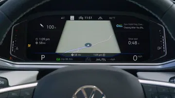 Vista del avanzado cuadro de instrumentos digital del Volkswagen Taos 2024.